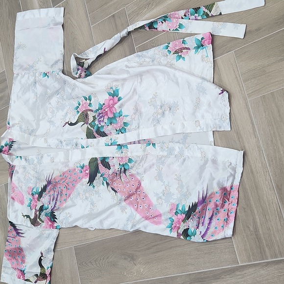 Women's White Japanese Style Robe - Picture 6 of 9